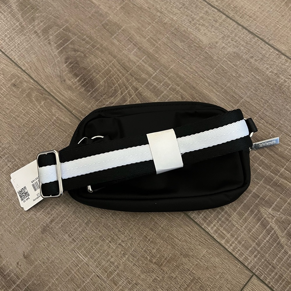 Lululemon Everywhere Crossbody Bag in Black - Picture 4 of 5